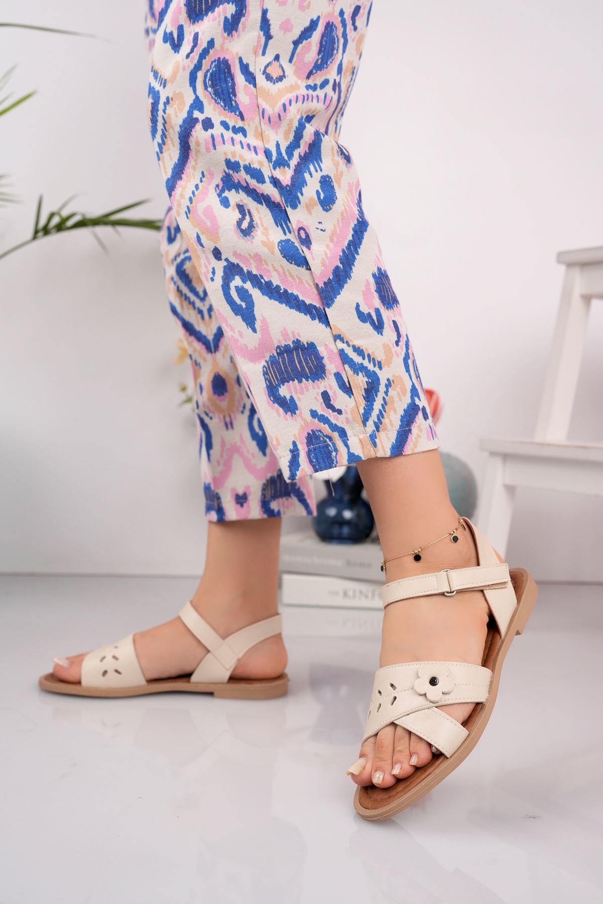 Papatya Model Krem Kadın Sandalet