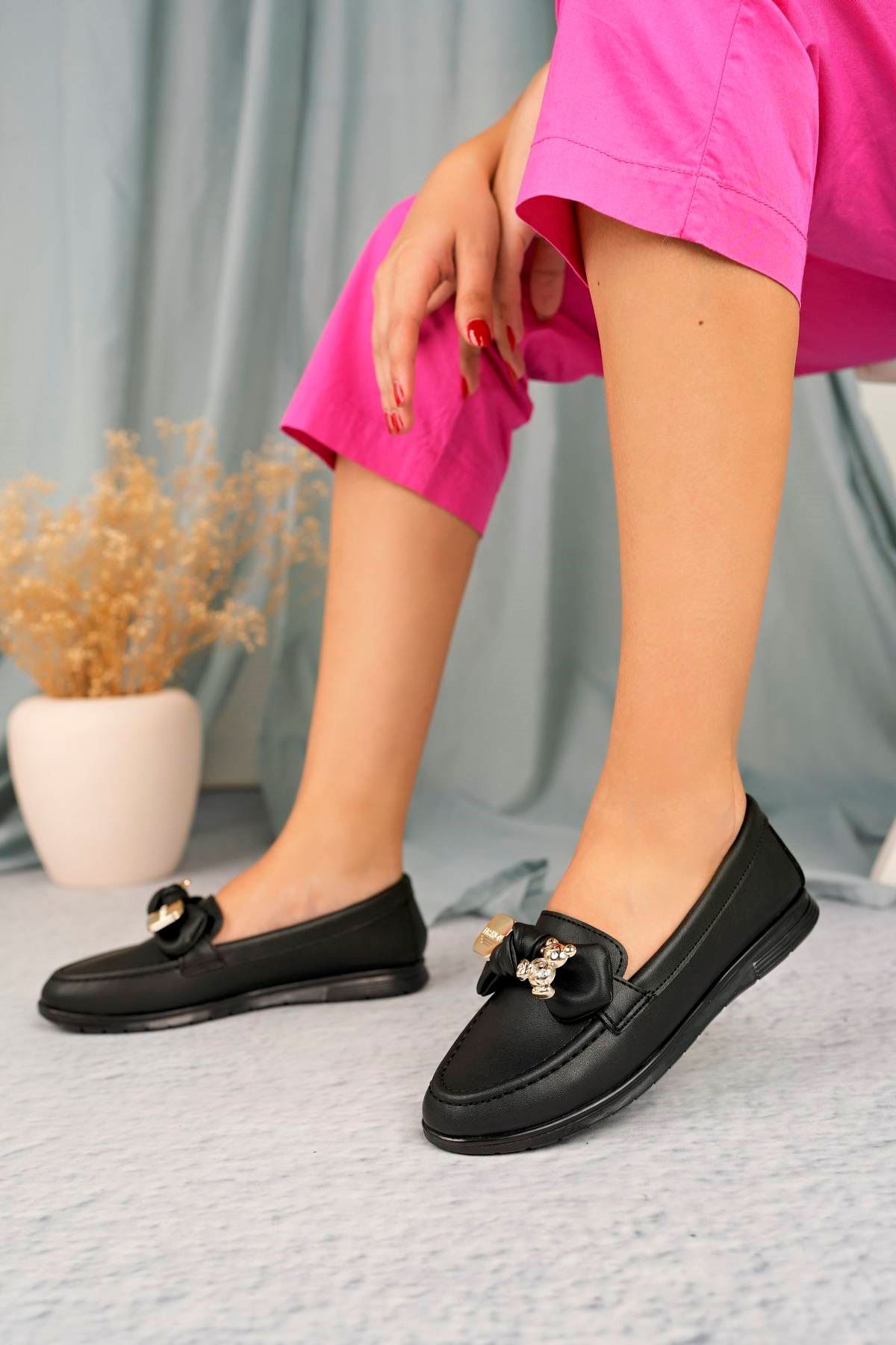 Üstü Tokalı Siyah Cilt Kadın Ayakkabı