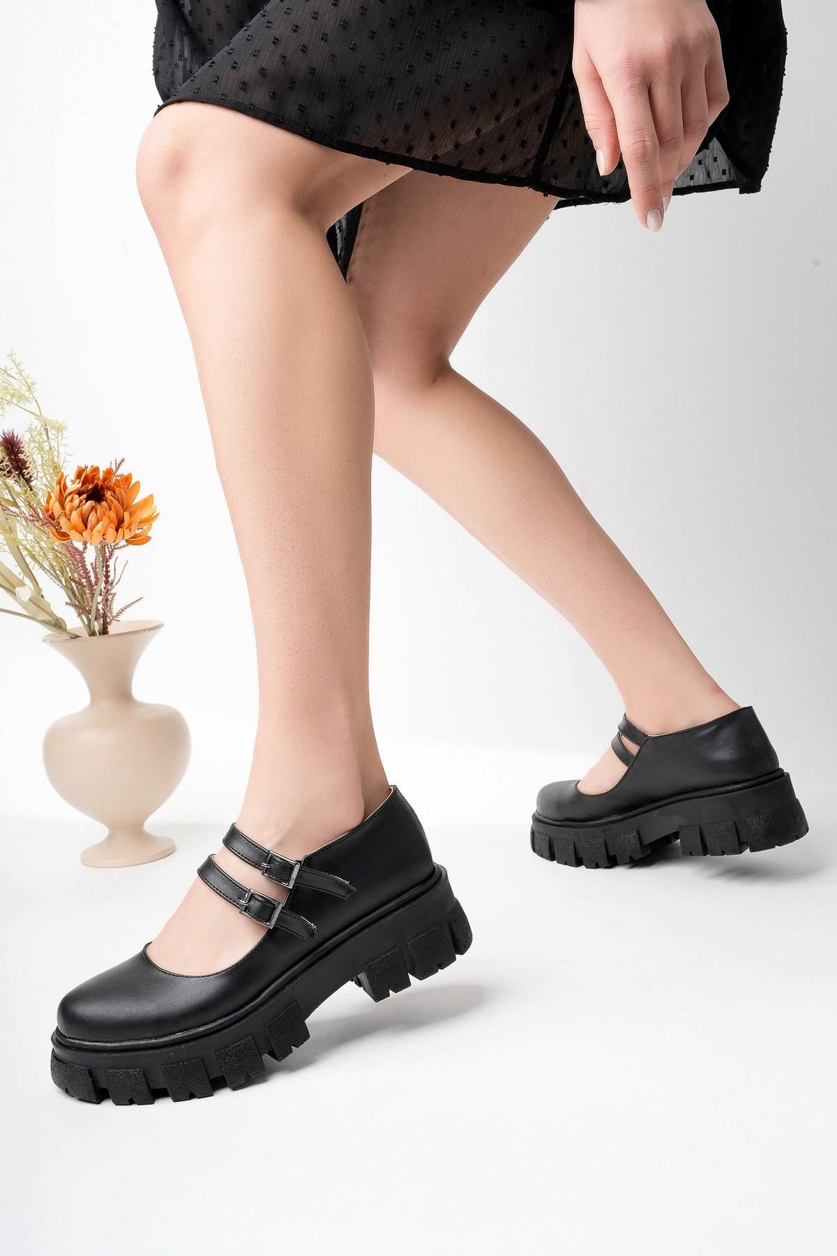 Çift Tokalı Siyah Cilt Kadın Ayakkabı