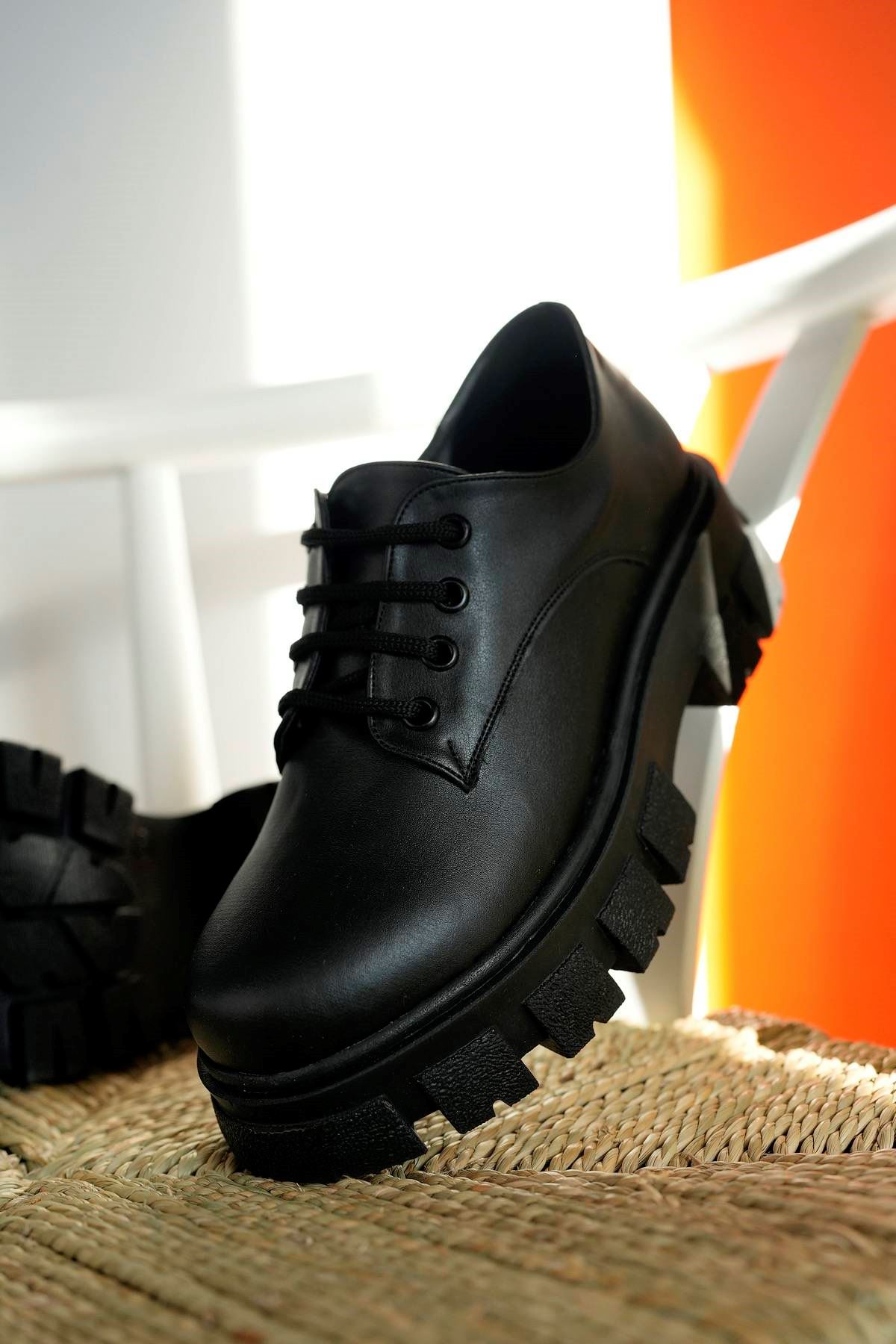 Dolgu Topuk Siyah Cilt Kadın Ayakkabı