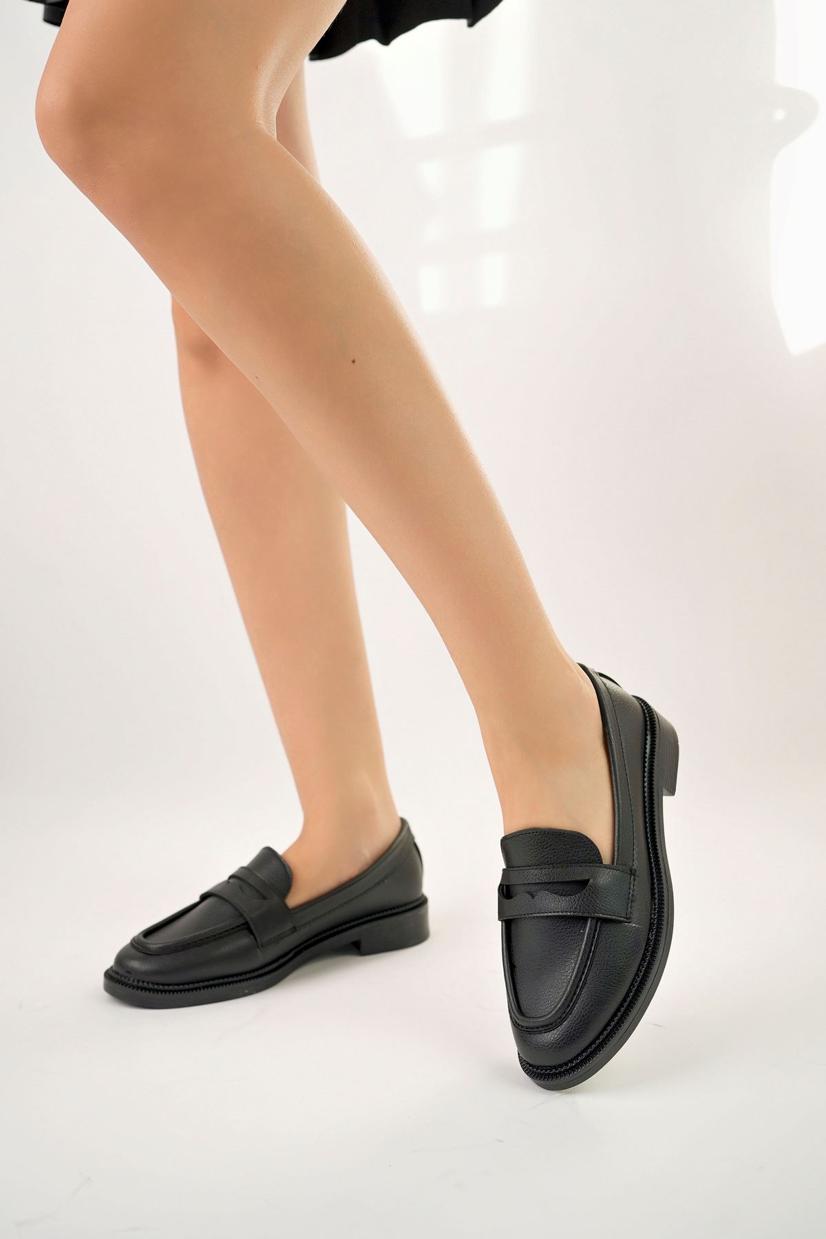 Dolgu Topuk Siyah Cilt Kadın Ayakkabı
