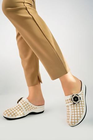 Ortopedik Taban Burnu Kapalı Çiçekli Beyaz Kadın Terlik