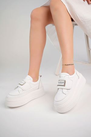 Dolgu Topuk Cırtlı Beyaz Ayakkabı